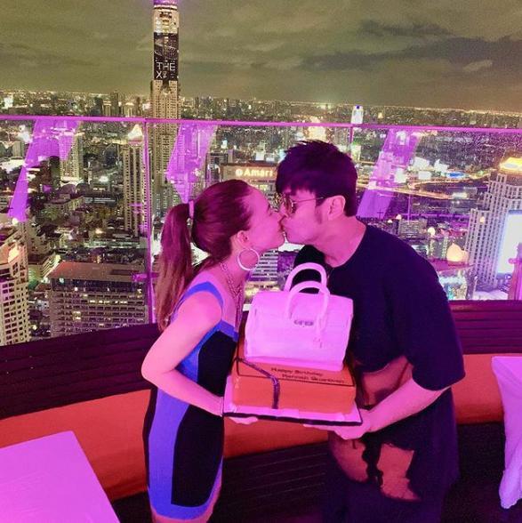 周杰倫與女兒坐豪車同框，5歲小周週紮馬尾穿皮衣，時尚感十足