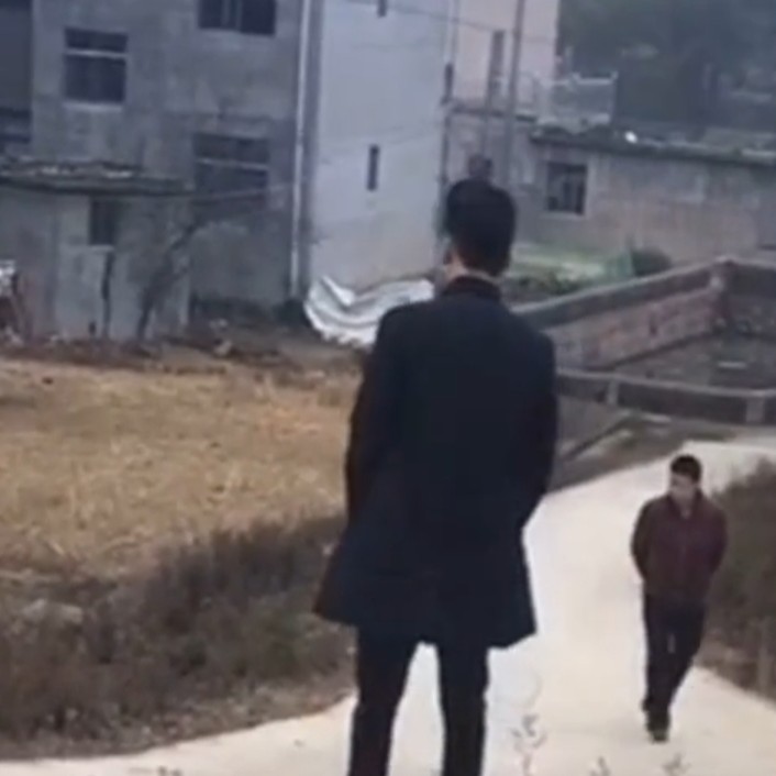 外地|过年期间外地女婿的统一姿势火了都是百无聊赖独自徘徊