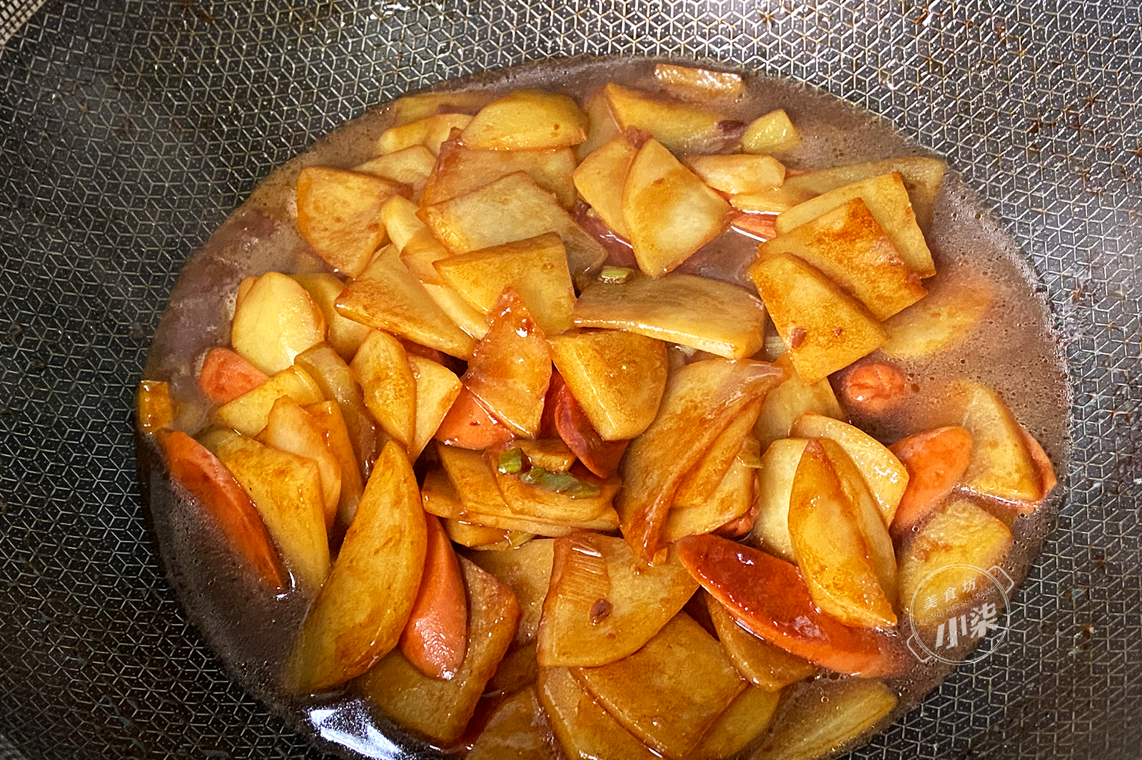 图片[9]-土豆这样做太香了 加2根火腿 下饭解馋 出锅连汤汁都不剩-起舞食谱网