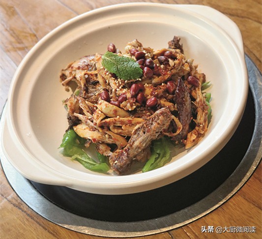 吃飯皇帝大｜以“五色五味”做火土家菜，300平米門店日售12萬元