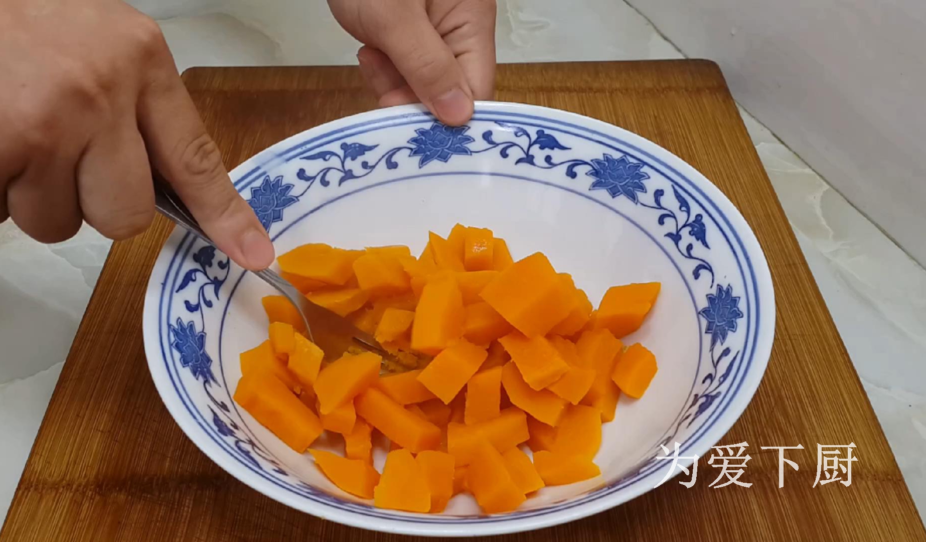 面粉别炸油条了，加半个南瓜，个个金黄鼓大泡，比面包蛋糕还香