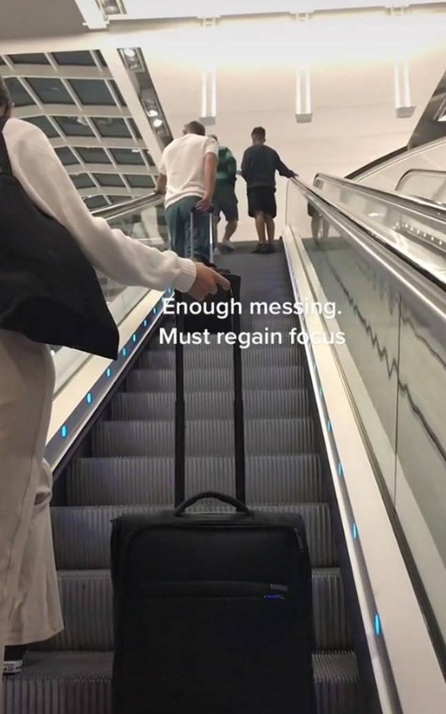 爱尔兰爸爸红遍网络，为了不错过飞机，带领全家在机场狂奔