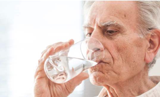 睡前喝杯水，有必要嗎？ 能稀釋血液防心腦血管病？ 早晨喝杯水呢？