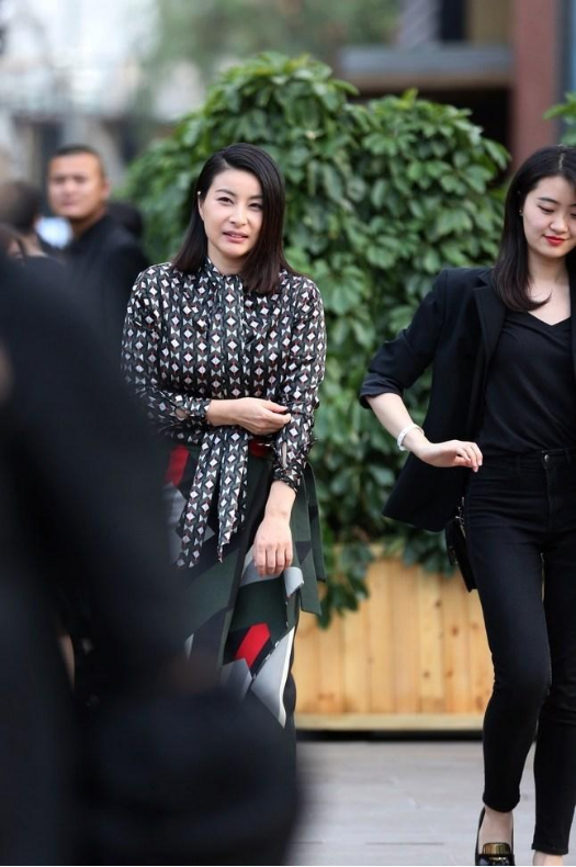 郭晶晶仍然有一颗童心，比心与俩奥运冠军合影，画面真挺治愈的