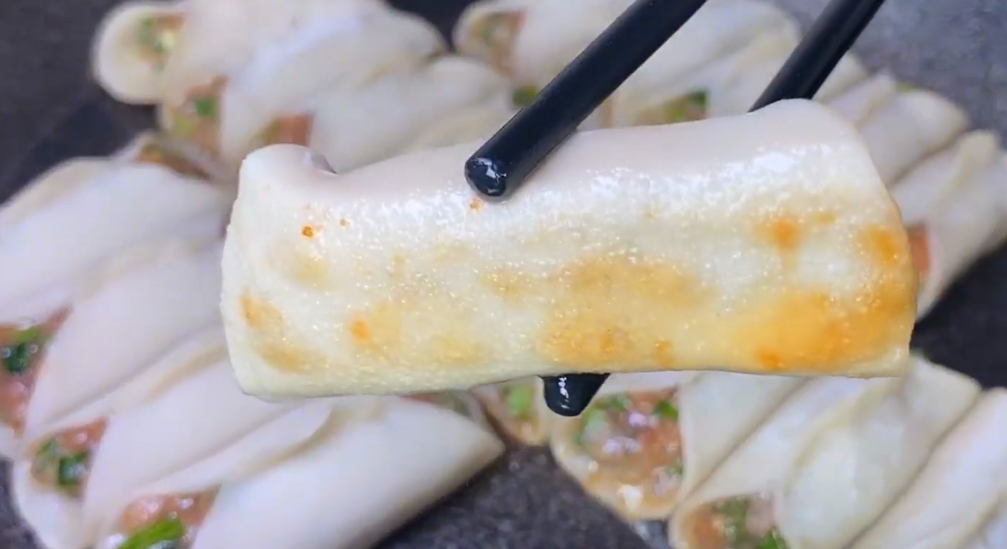 做鍋貼有人用澱粉，有人用麵粉，教你正確做法，個個酥脆好吃不膩