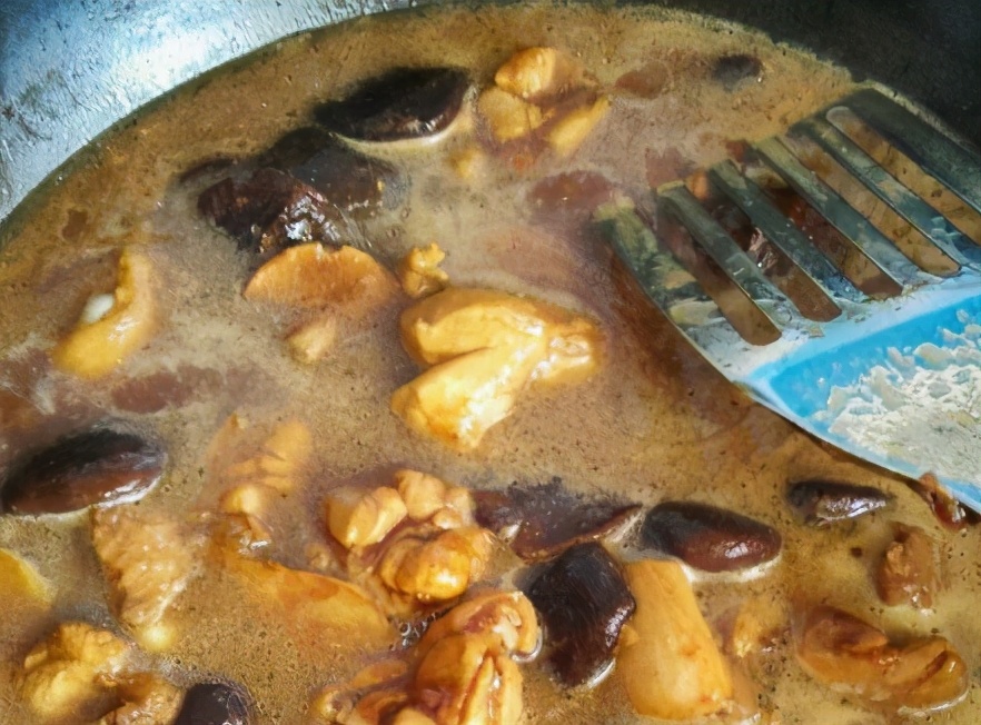 炖鸡肉要不要焯水？大厨教你正确做法，鸡肉软嫩鲜香，营养又美味