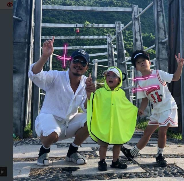 吴京扮企鹅与儿子拍照，2岁小儿子眉眼像爸嘴巴像妈，长相好秀气