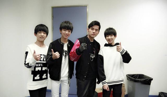 周杰伦王俊凯比剪刀手，首次合作电影，一个当监制一个特别演出