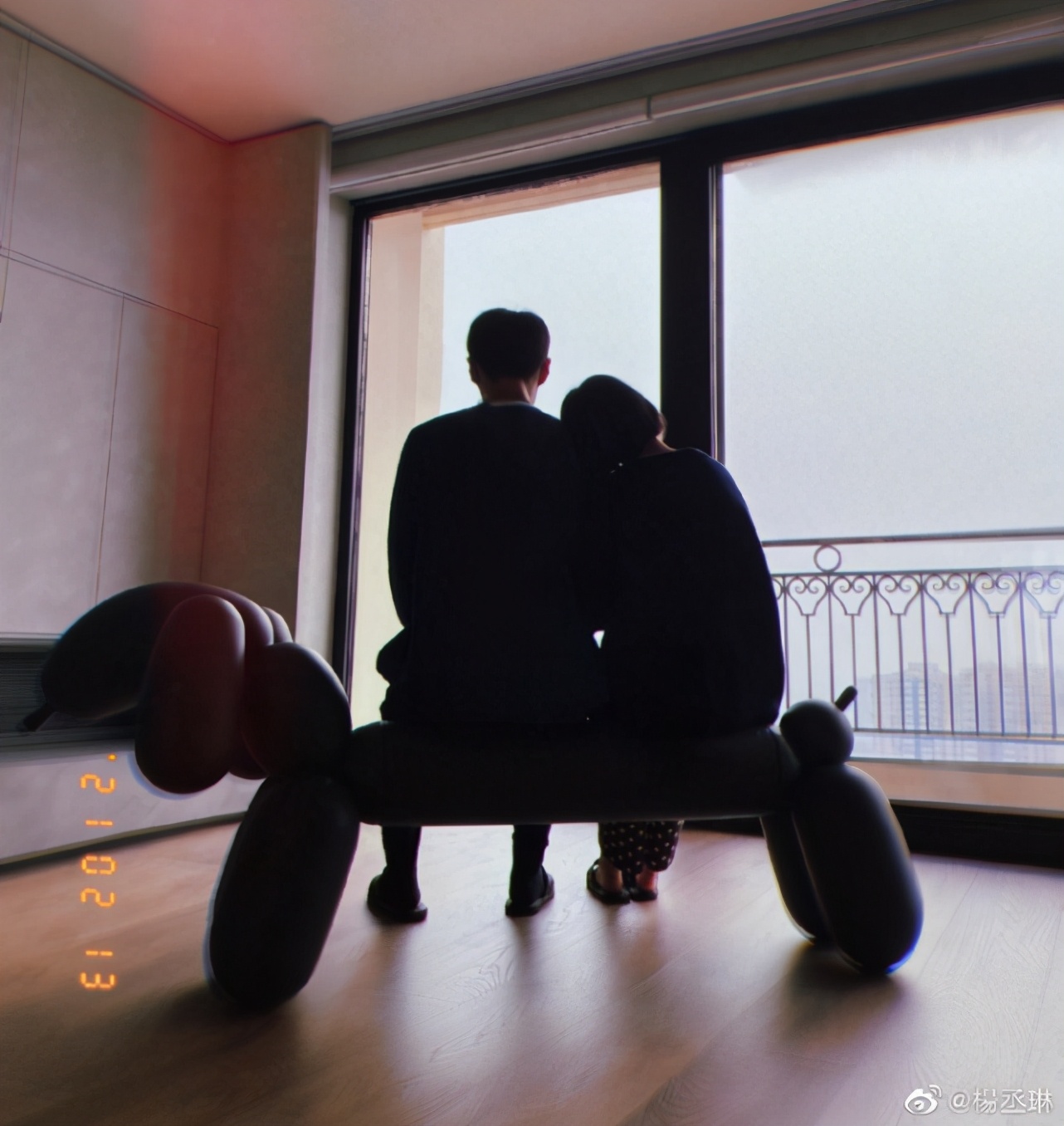 楊丞琳曬與李榮浩背影照，依偎老公肩膀超甜蜜，楊丞琳直呼想媽媽