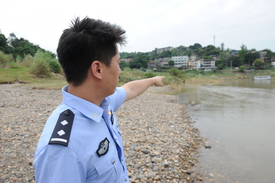 重庆|“溺水男子”王先生康复出院 他带着全家上门感谢救人民警