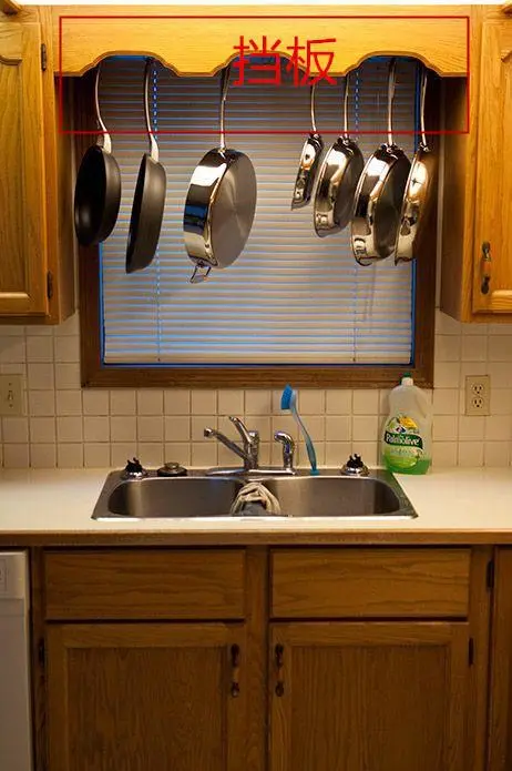 我怎么没想到！厨房窗台上加个横杆，锅碗瓢盆挂上去，收纳满分