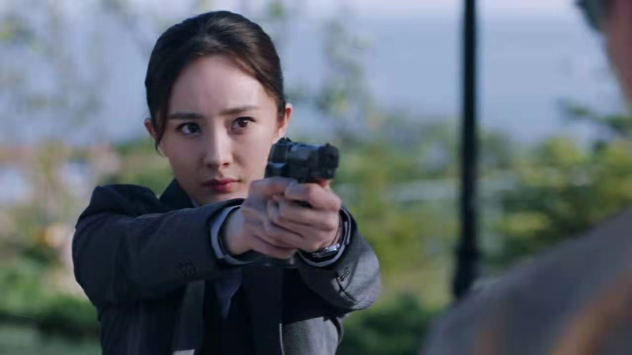 杨幂《暴风眼》第一集播出，七个不合理之处让