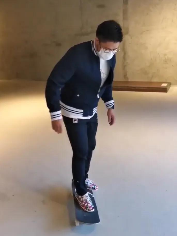 郭晶晶夫妇一起玩滑板，晶晶动作灵活，霍启刚动作笨拙搞笑很可爱