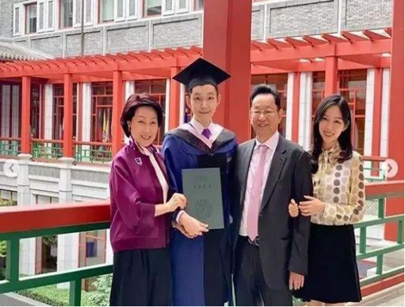 95后新晋首富：身家278亿，姐姐执掌千亿公司，妈妈出身农民