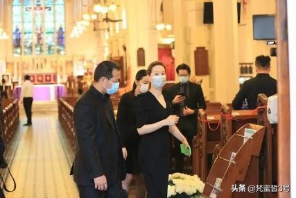 甄子丹女儿曝光近照，16岁腿长1米1太吸睛，外公身家百亿富豪