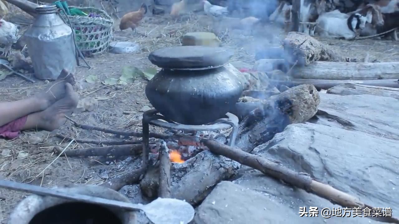 尼泊尔山区穷人家来客人，主人煮一锅大米饭，用牛肉干煮青菜招待