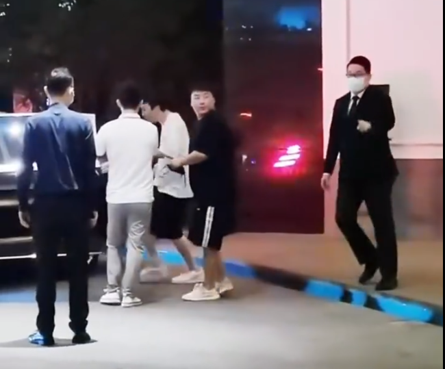 王思聪现身深圳，获辛巴1500万豪车接送，两人或