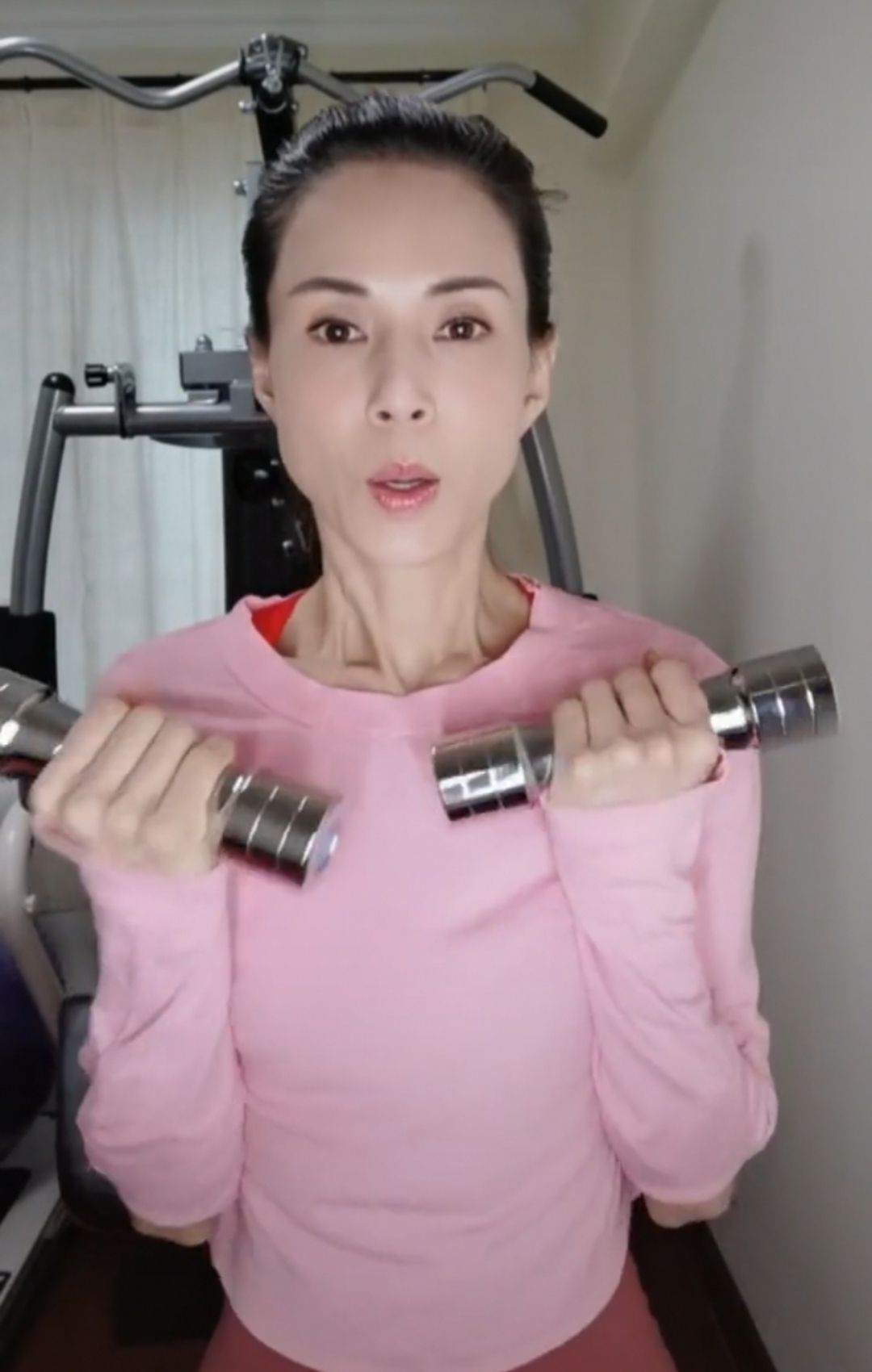 55岁李若彤暴瘦到脱相？脸部仍然是少女，颈部皮肤却松垮吓人