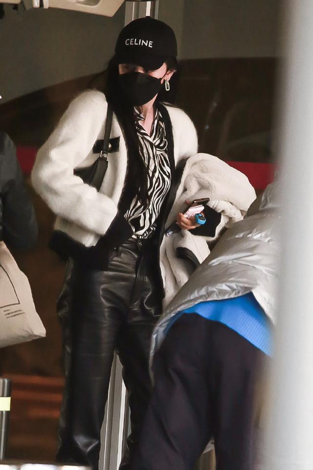 杨幂也太有品了吧，用毛绒外套叠穿斑马纹衬衫