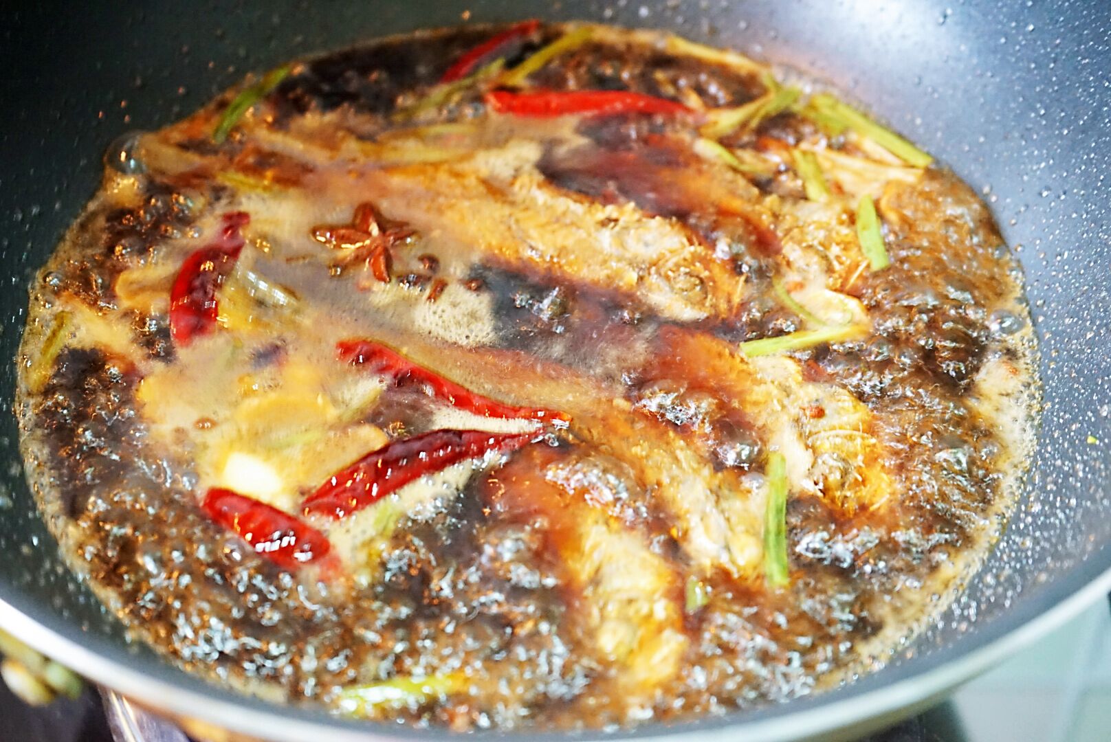 Small yellow croaker stewed with tofu, this way of eating fish bones are crispy, and there is no leftover in the soup after bibimbap, so children can eat it without worry