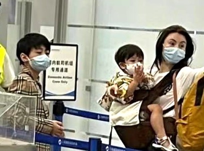 张柏芝机场被偶遇，次子小Q穿搭时髦，小儿子罕露眉眼颜值超高