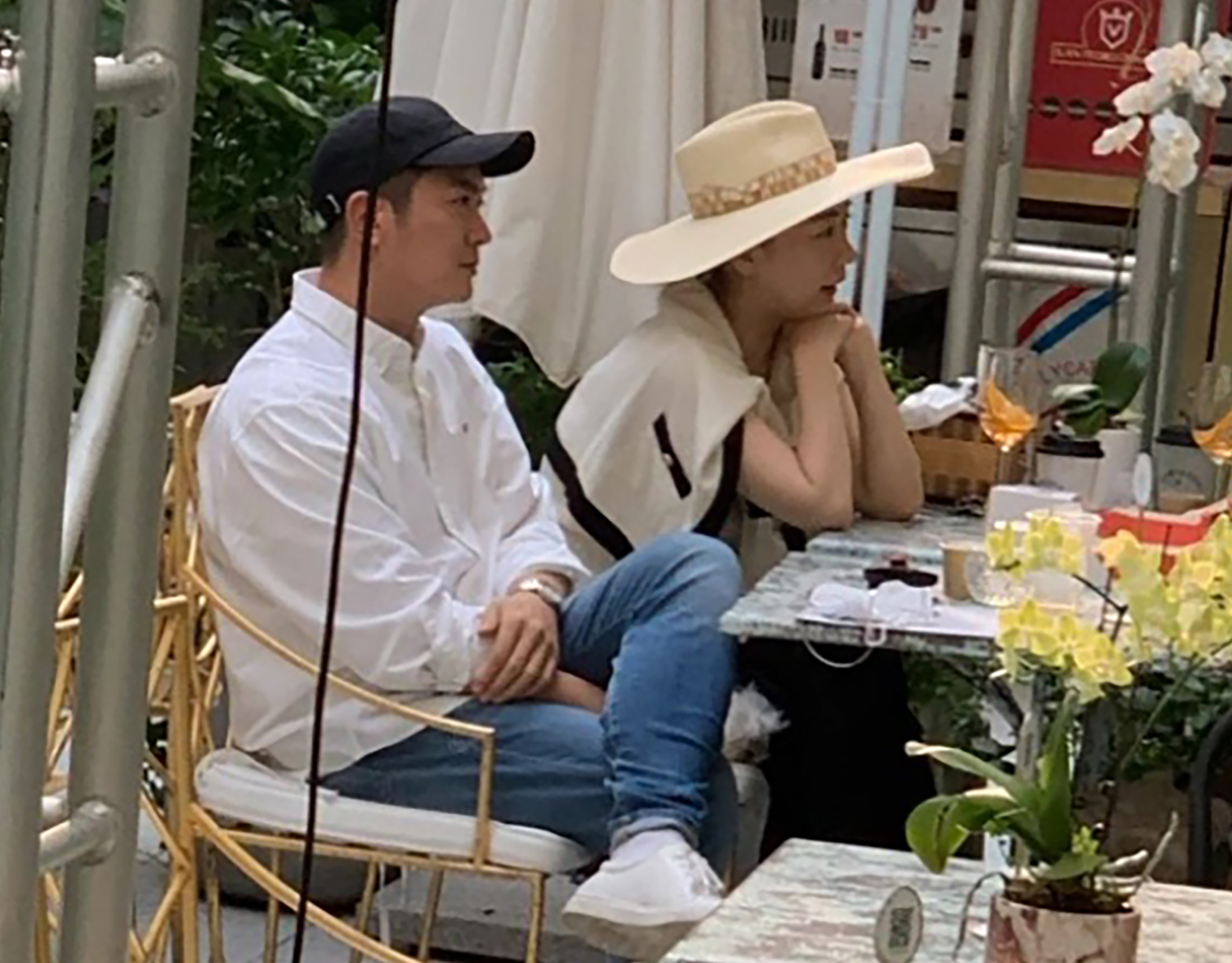 偶遇杜江夫妇会友，霍思燕一身香风打扮优雅贵气，被赞肤白有气质