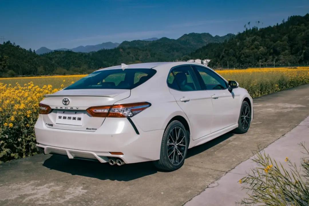 时代进步了，没想到新款凯美瑞都支持车载微信了