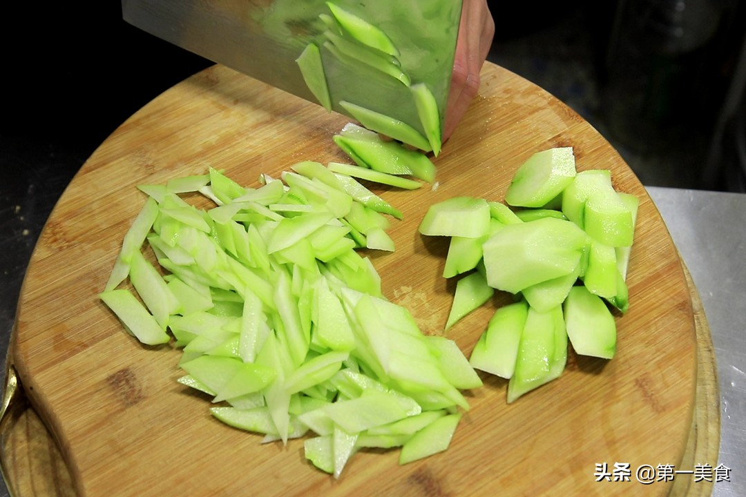 价格和黄瓜差不多，含铁量是黄瓜12倍！清炒佛手瓜，夏天吃正合适