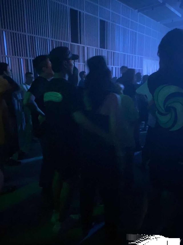 章子怡穿小背心露香肩与老公看演出，汪峰紧搂太太纤腰占有欲十足