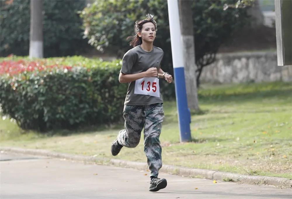 太飒了！第71集团军新毕业女排长颜值和战力齐飞