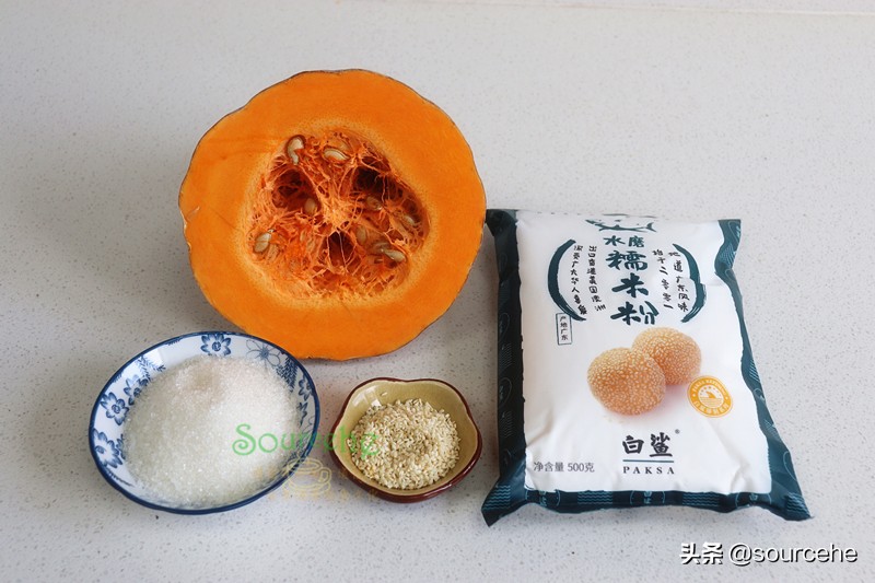 南瓜別再炒著吃了，加一勺糯米粉揉搓小餅，煎得香噴噴，很好吃