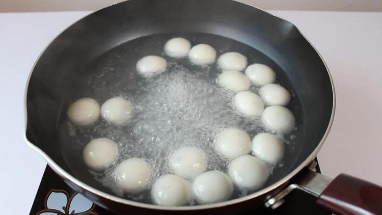 過年炸湯圓，直接下鍋容易炸，多加1步，不炸不裂，香脆酥糯