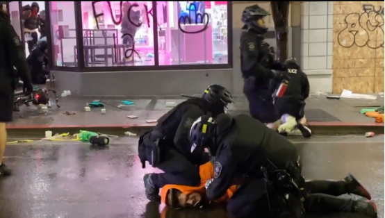 又有美国警察“膝盖锁喉”！众人呼喊“拿开膝盖！”