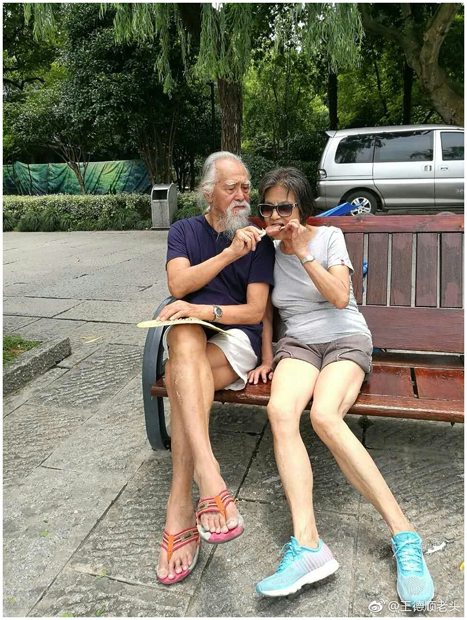 85岁王德顺健身，表情凶狠荷尔蒙旺盛，妻子时尚