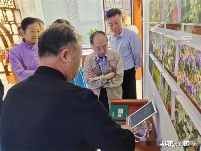 中国工程院院士陈君石一行到吴忠市利通区中医药博物馆参观访问