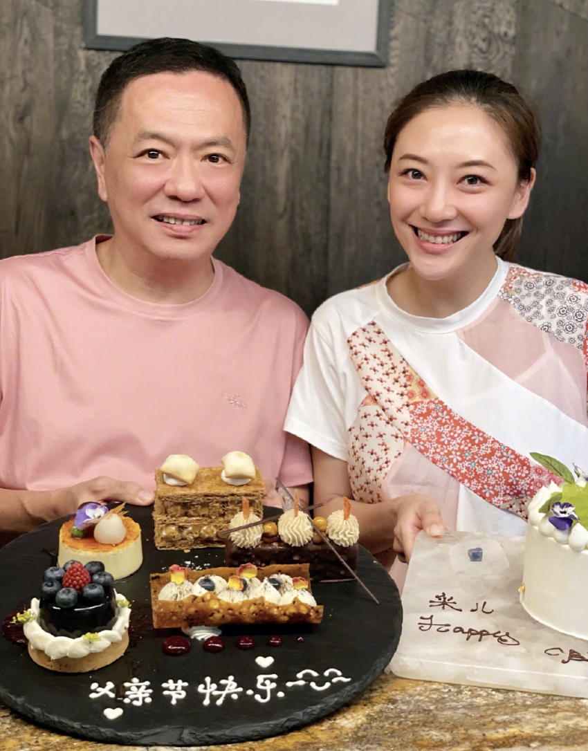 38岁应采儿晒庆生照，双手托腮如少女，被两个儿子同时亲吻超有爱