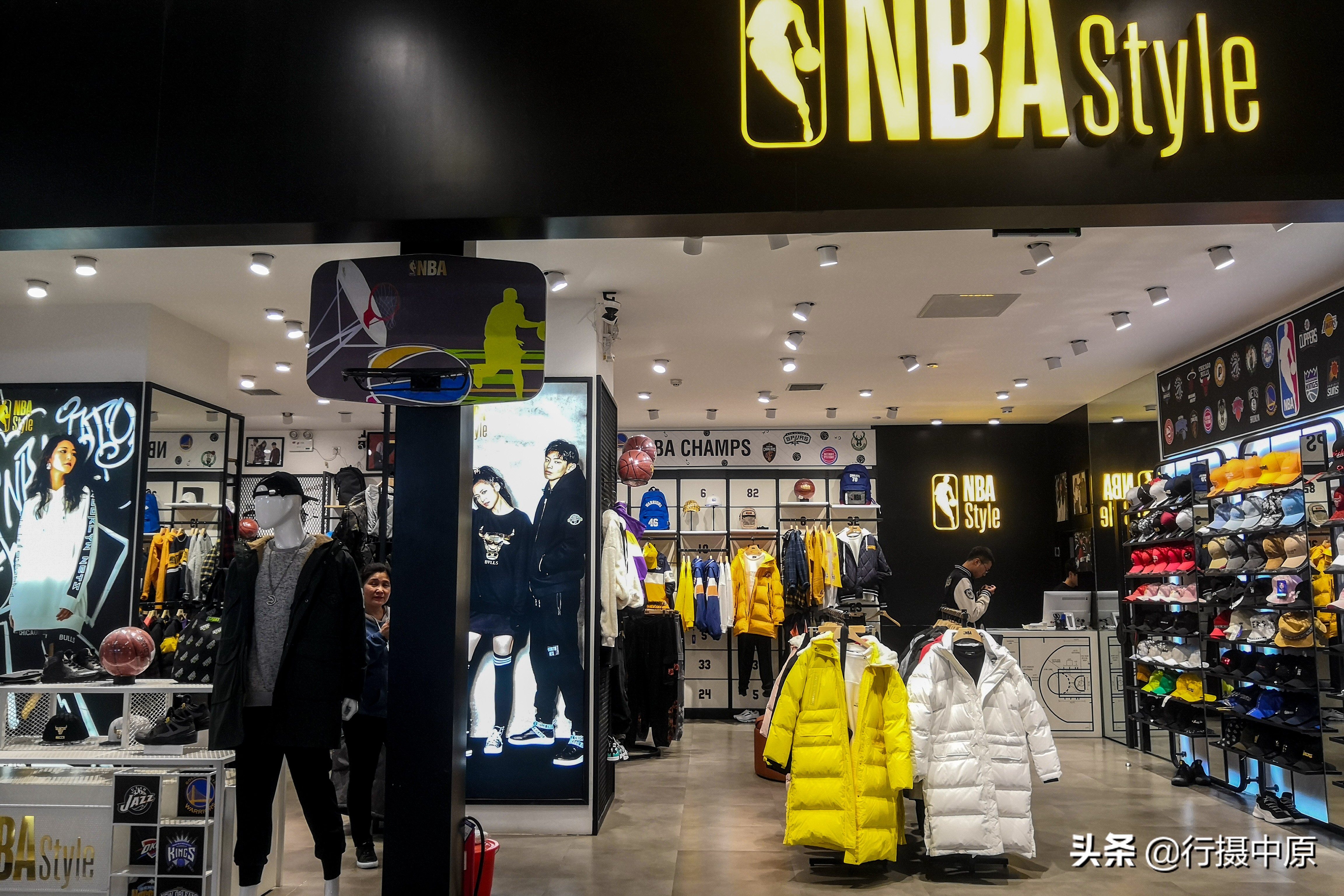 淘宝上有哪些nba球衣店(探访郑州的nba店铺后，发现这些店有了一致的变化)