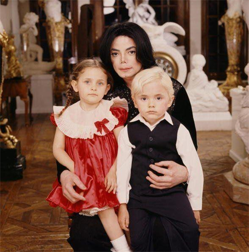 迈克尔杰克逊后代现状：长子得白癜风，女儿成名模，幼子最像父亲