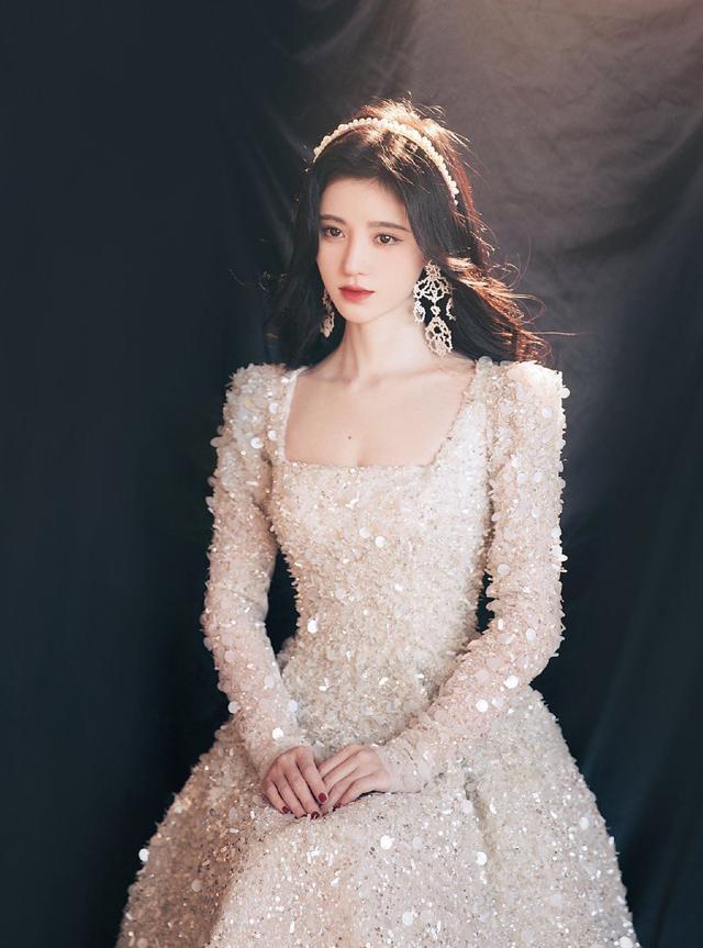 尴尬鞠婧祎“全球唯一”礼服被打假，号称量身定制却是半年前旧款