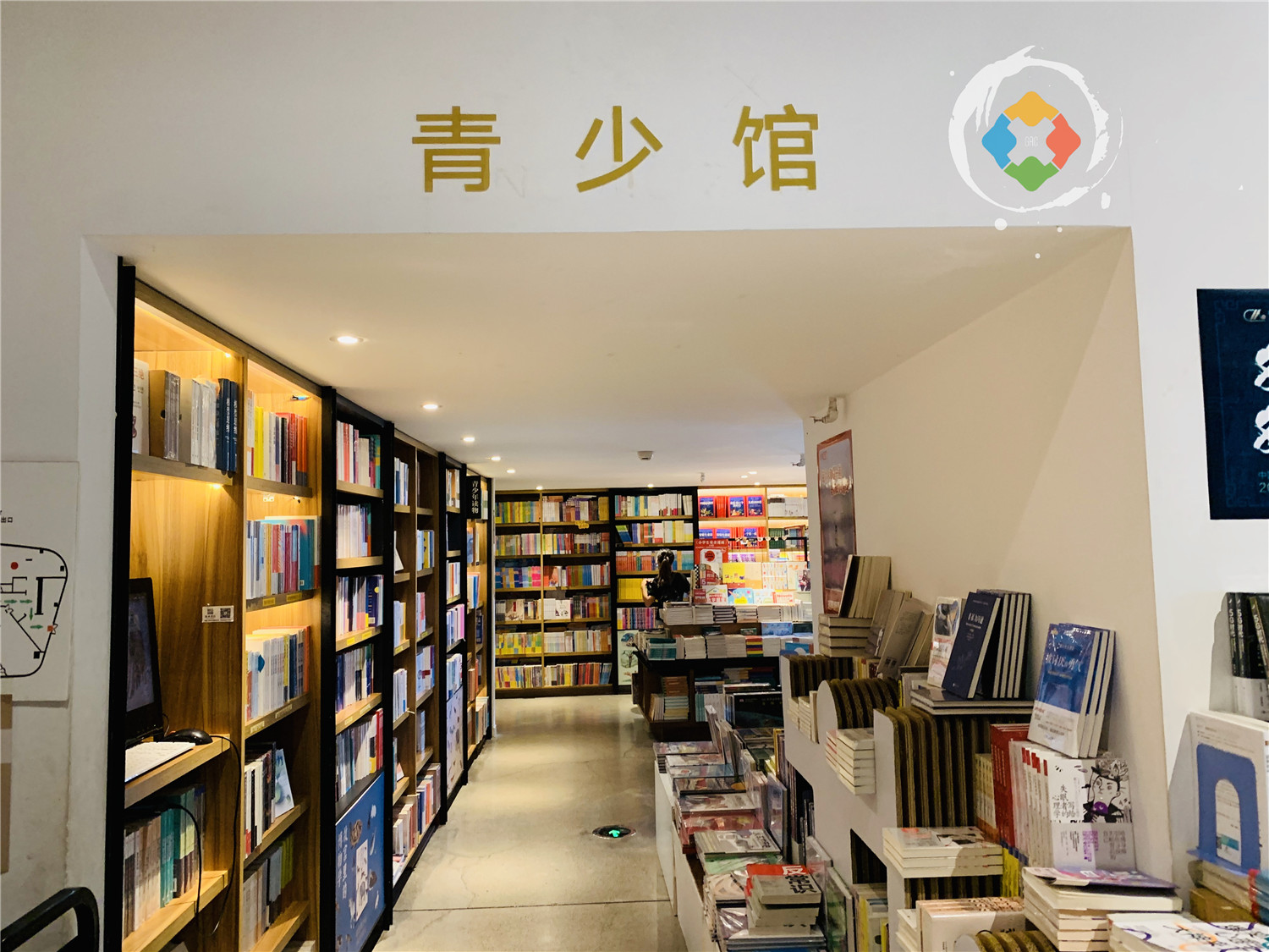 重庆精典书店，从解放碑地下室，到南滨路江景房，依然是最美书店