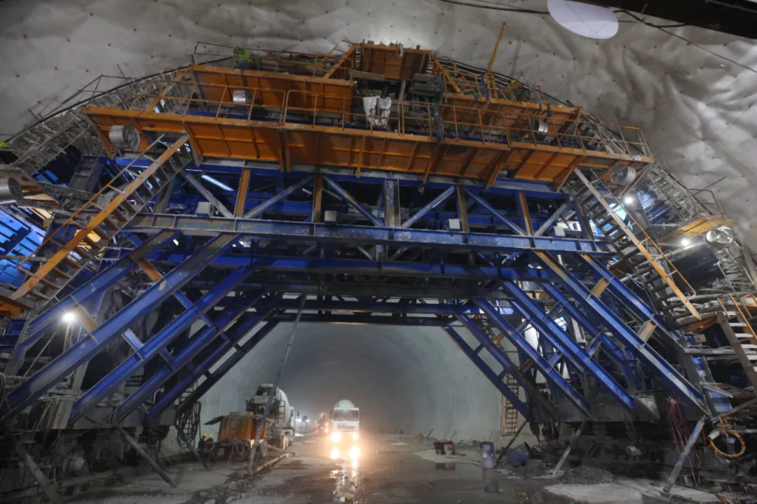 赣深铁路“咽喉工程”——伯公坳1号隧道顺利贯通