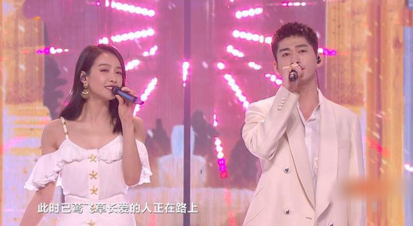 To turn over of mango stage evening party? Professional singer Huang Ling is sung by doubt holiday, li Fei right not able to read aloud fluently still laugh