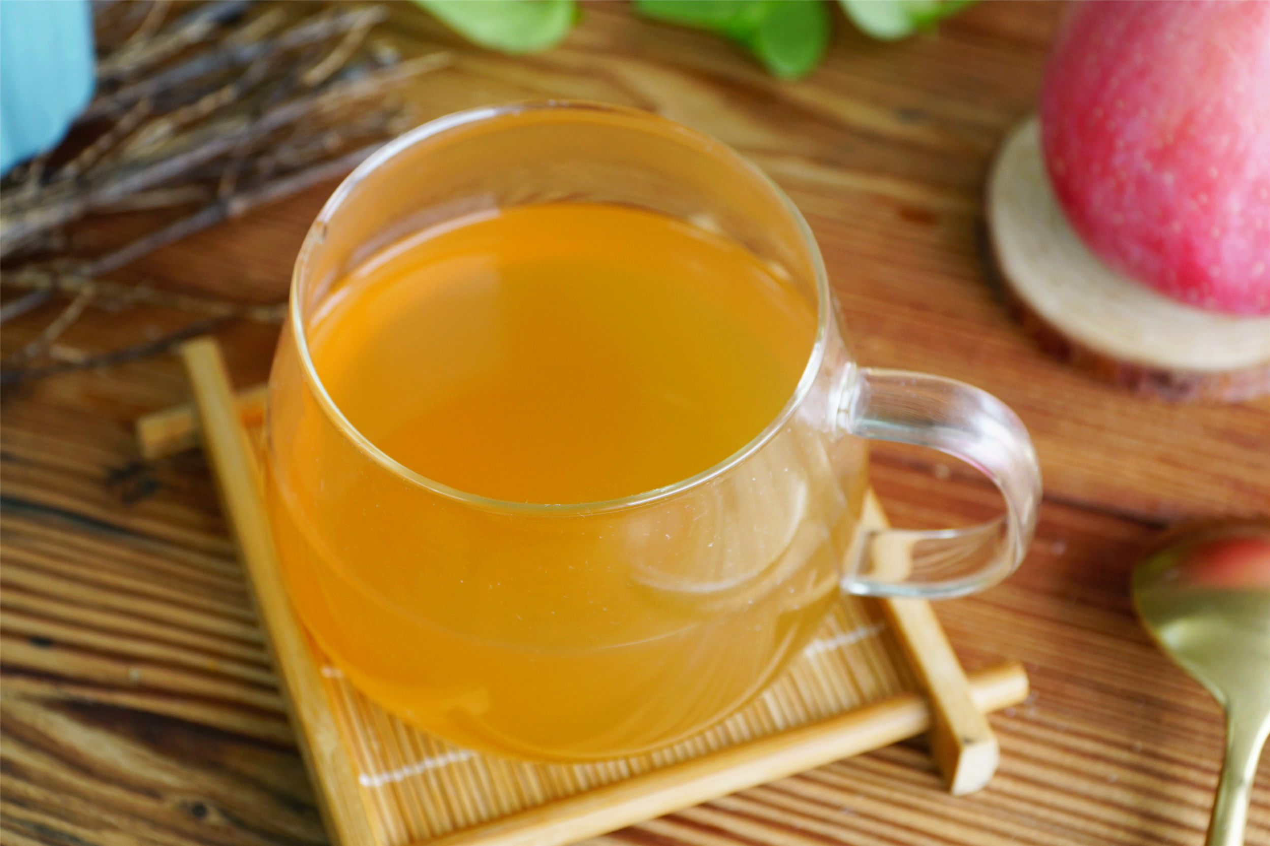 春天，常用蘋果和茶葉一起煮，堅持飯後喝一杯，中老年人更需要