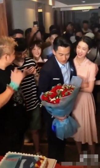 刘恺威疑似新恋情曝光，贴身紧搂陈都灵，两人