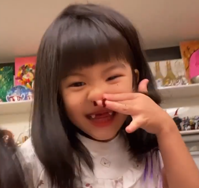 咘咘波妞果真是“小活宝”，画画搞怪全不落，贾静雯直呼：很爱演