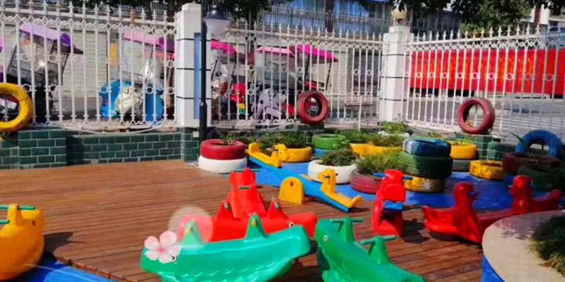 木蠟油涂裝幼兒園戶外木制設(shè)施
