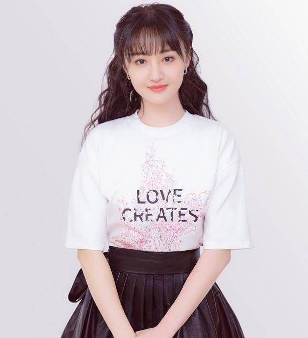 郑爽真适合微胖身材，多肉脸饱满甜美，少女装