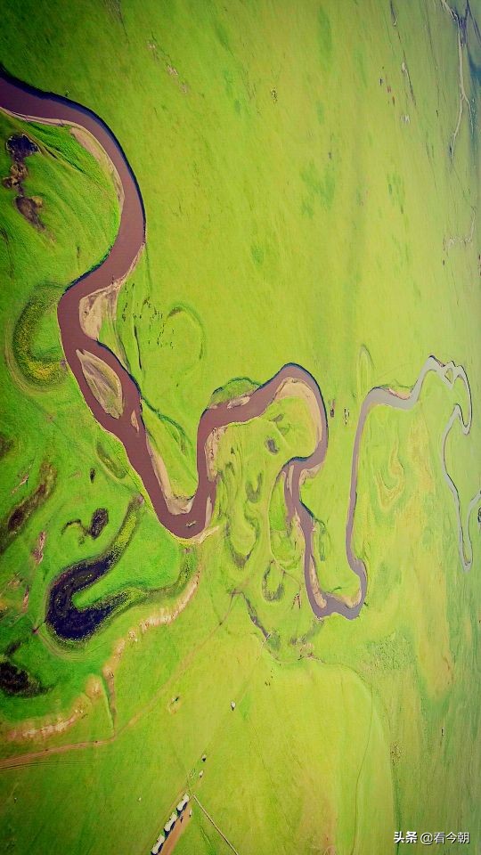 大草原上有一条湾湾的河，她的名字叫：莫尔格勒河