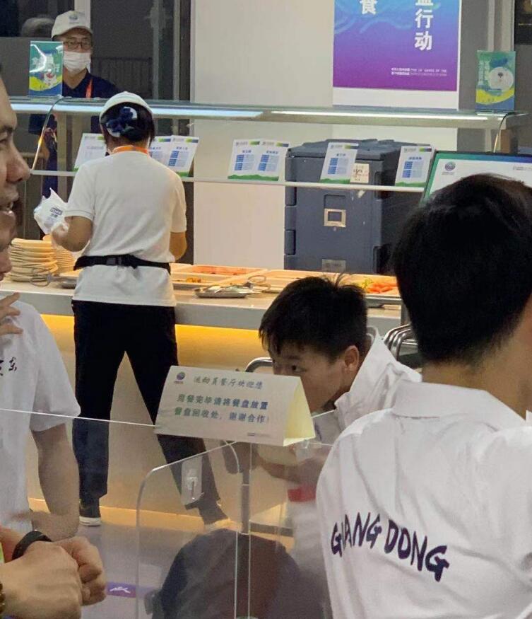 全红婵吃面照曝光！埋头猛吃眯眼直笑嘴不停，网友：红姐太可爱了