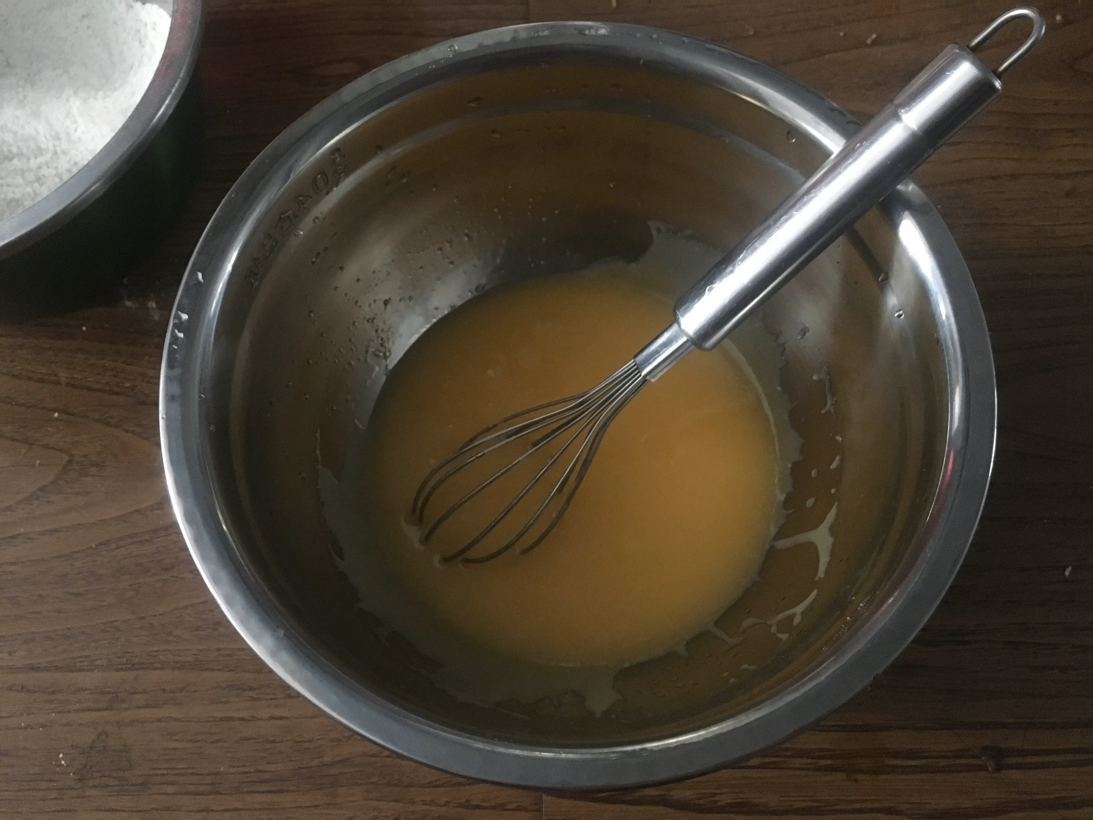 一碗面粉半碗油，筷子一搅手一压，个个裂纹漂亮，关键边吃边掉渣
